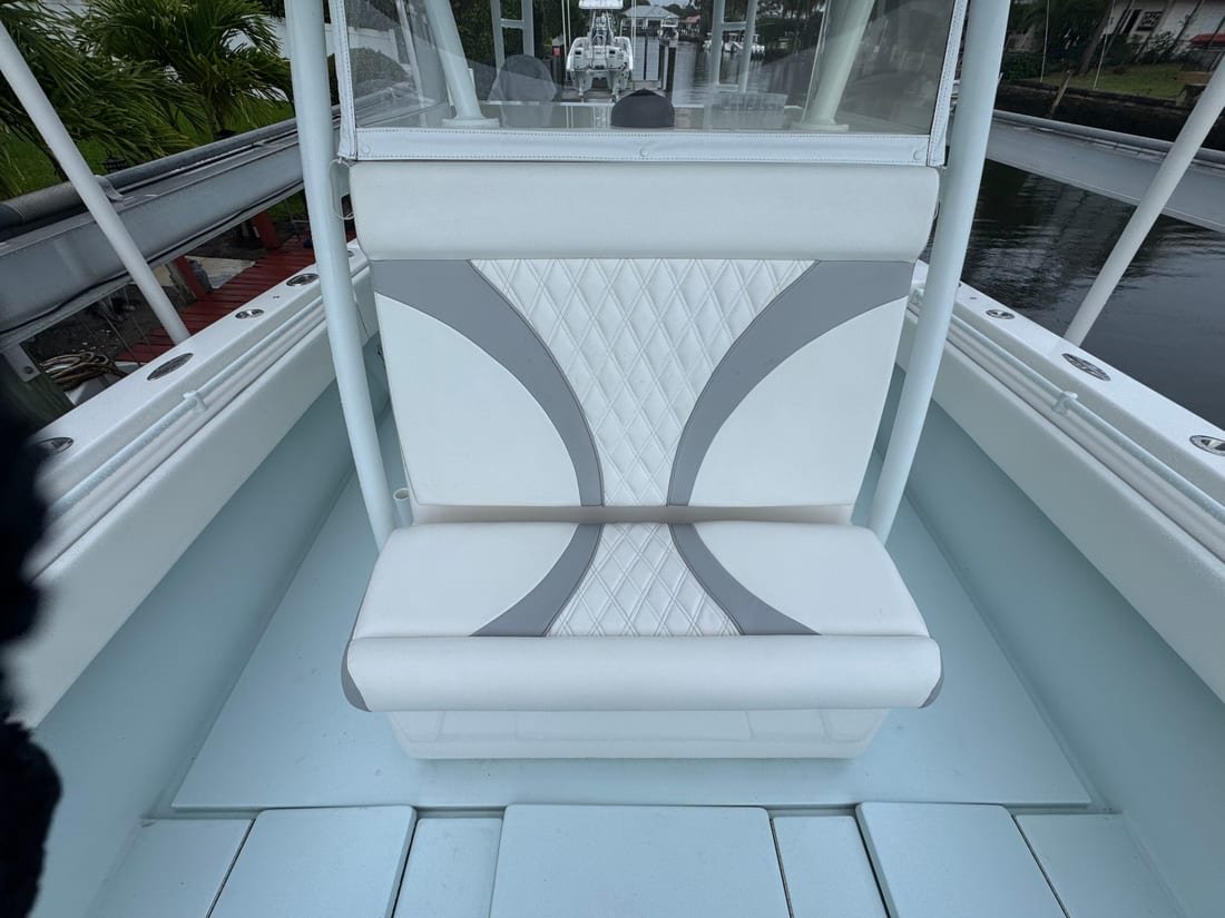 A white and grey leaning post seat with a diamond-stitched centre panel